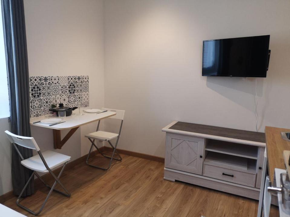 Superbe studio face au château Gisors Extérieur photo